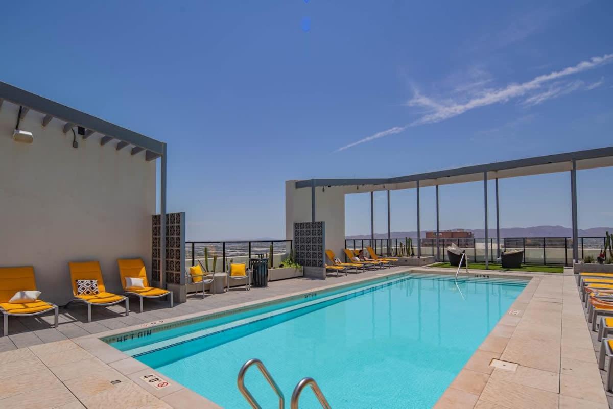 Detailed 2bd, Highrise Dt, Pool, Gym, Parking, Sleeps 8 Apartment *