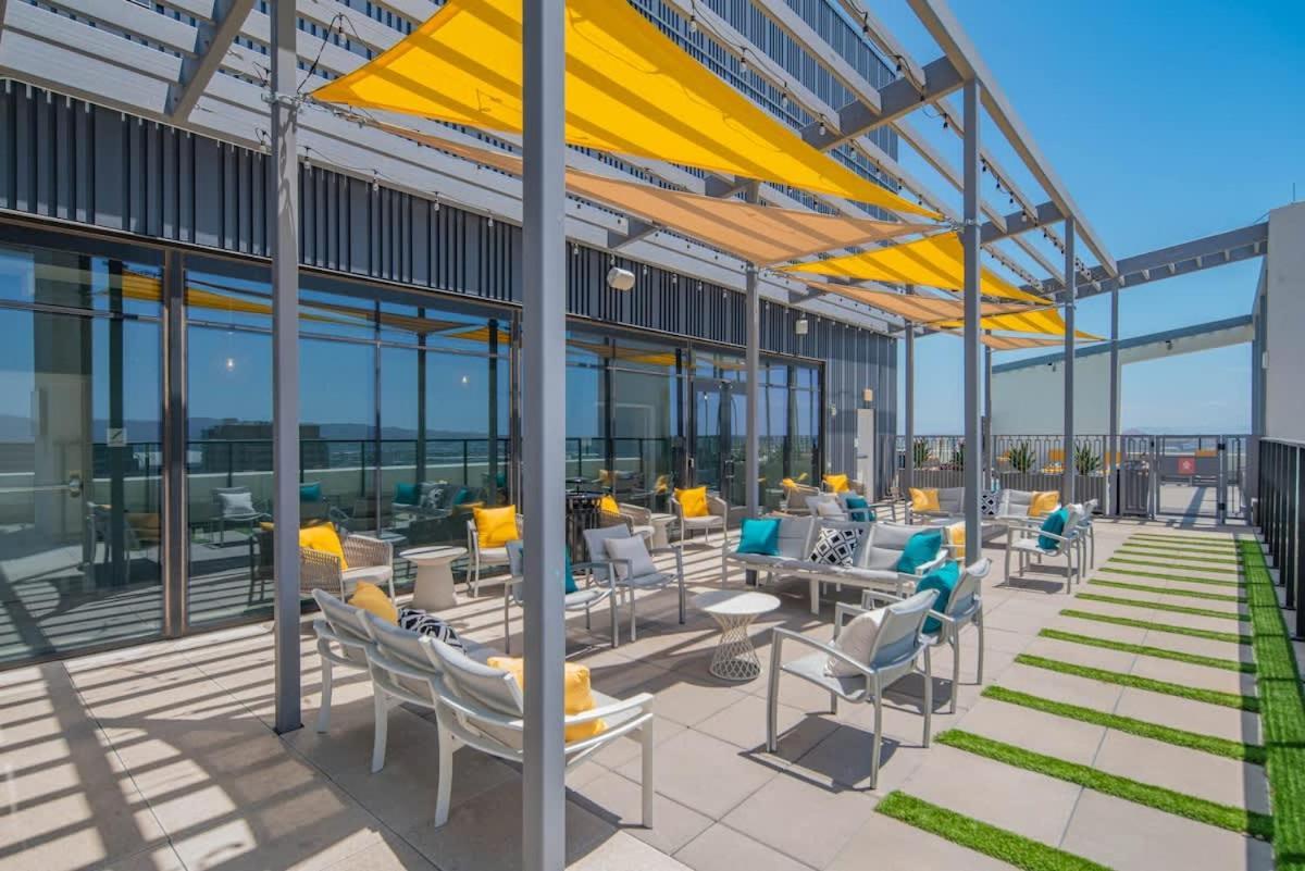 Apartment Detailed 2bd, Highrise Dt, Pool, Gym, Parking, Sleeps 8 *