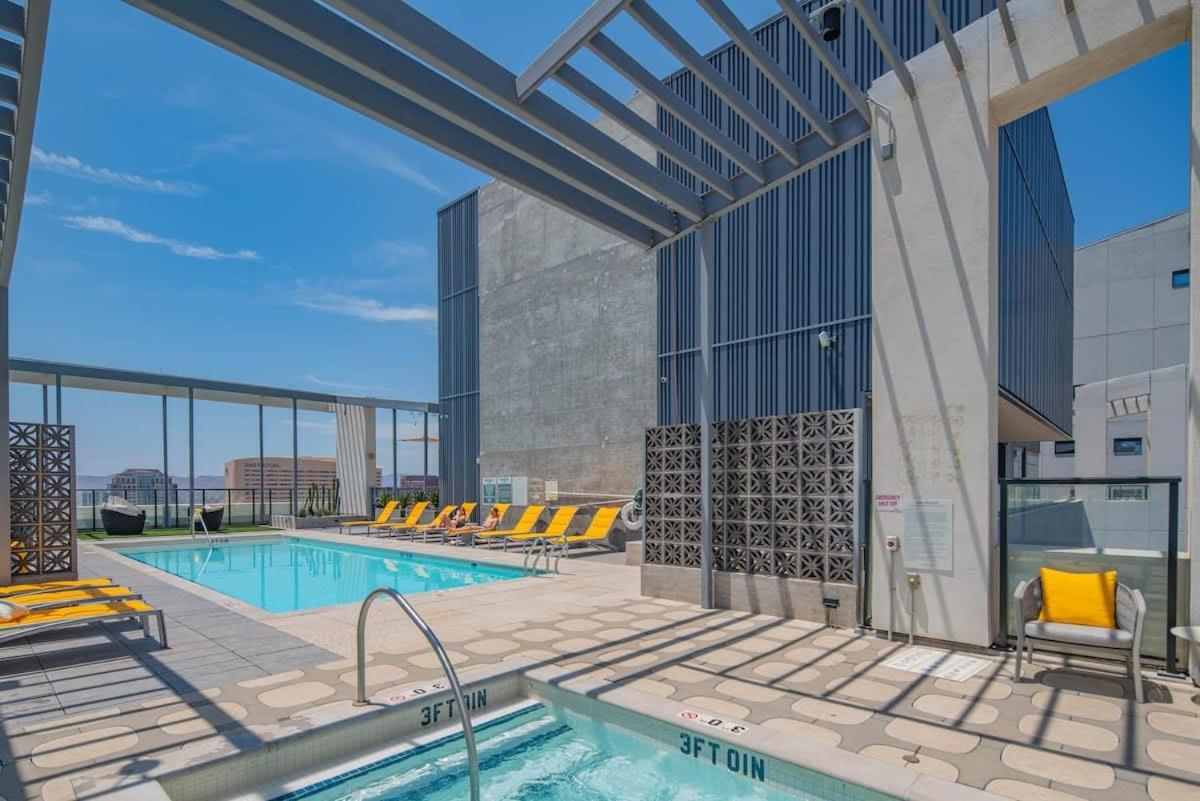 Detailed 2bd, Highrise Dt, Pool, Gym, Parking, Sleeps 8 *