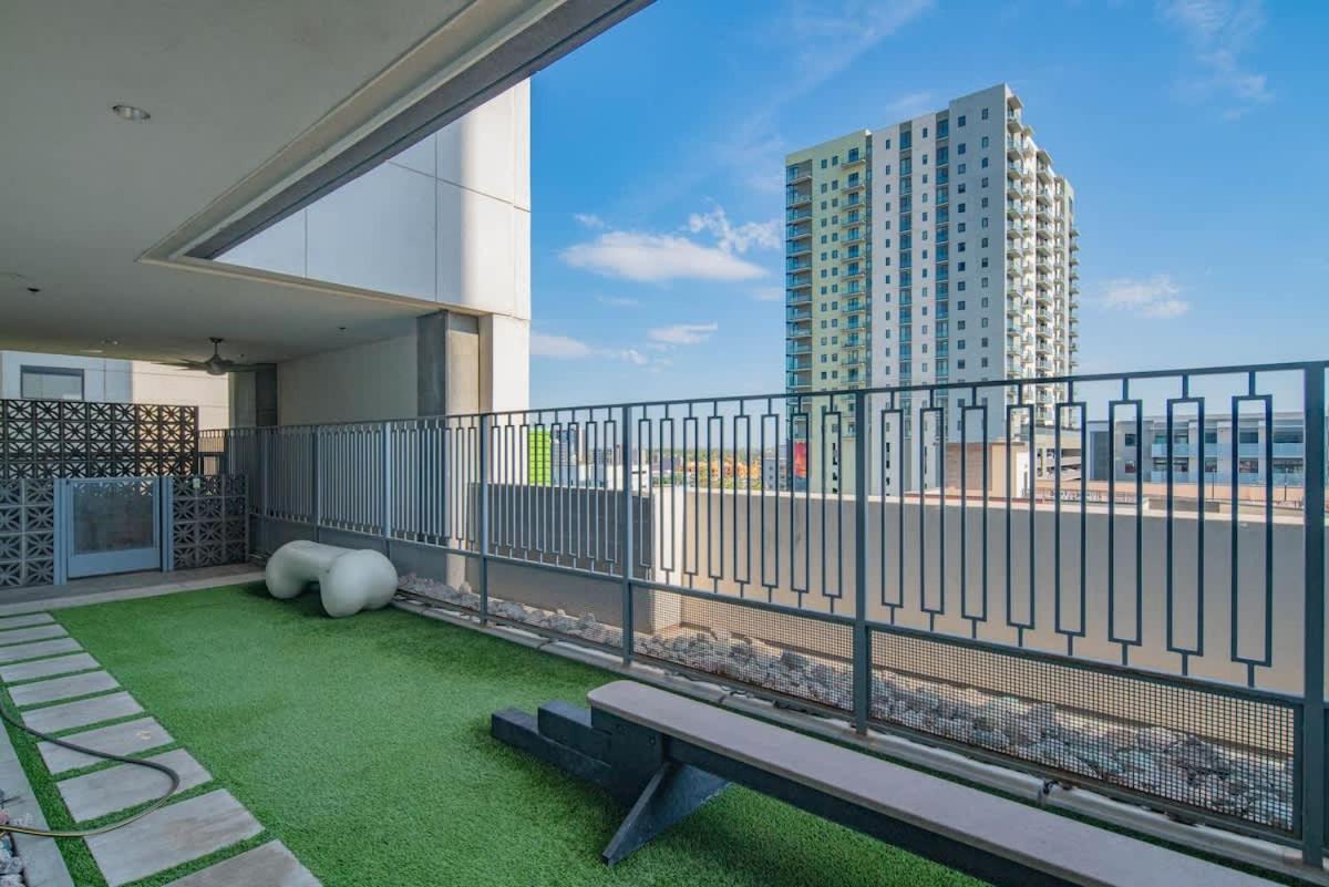 Detailed 2bd, Highrise Dt, Pool, Gym, Parking, Sleeps 8