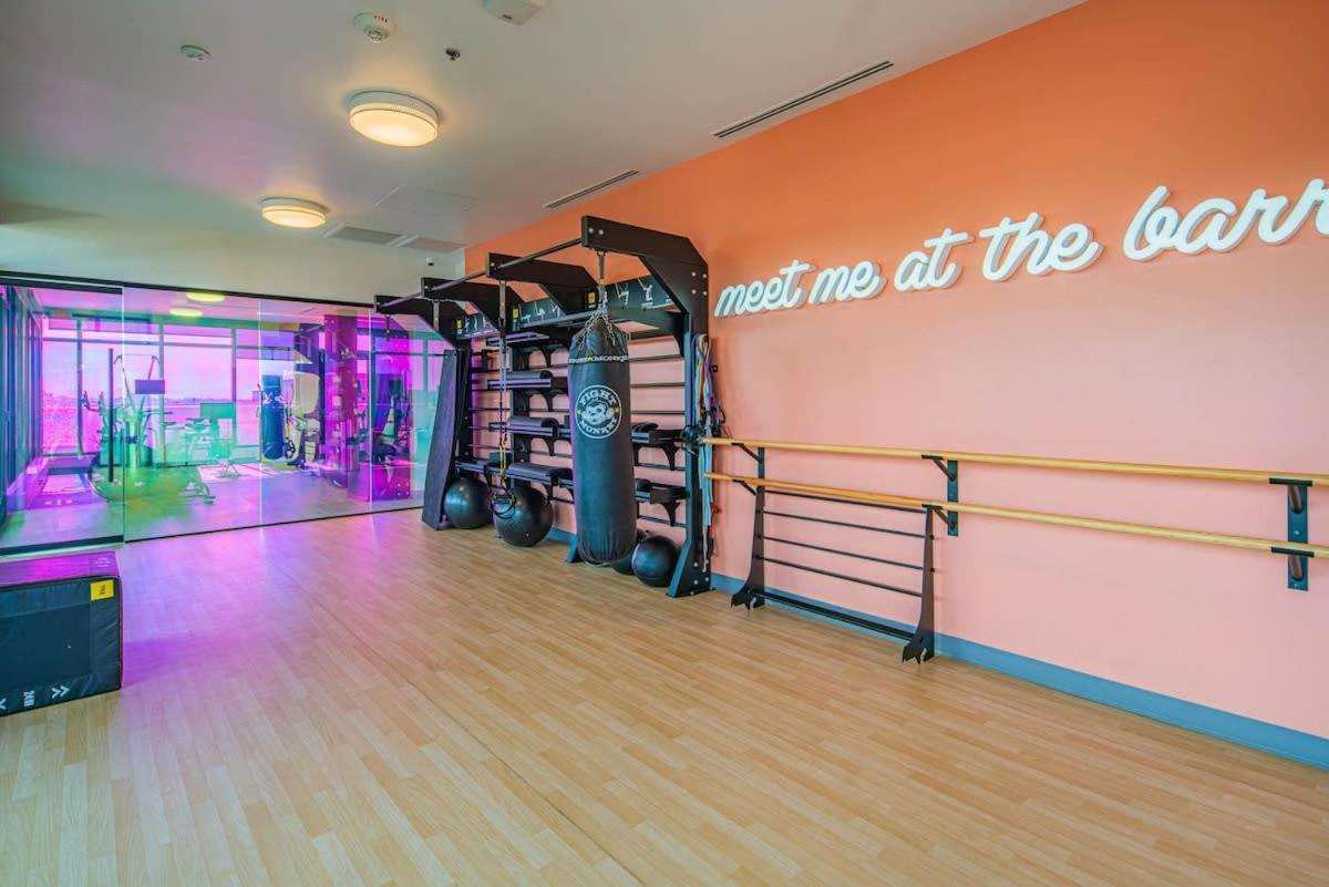 Detailed 2bd, Highrise Dt, Pool, Gym, Parking, Sleeps 8 *