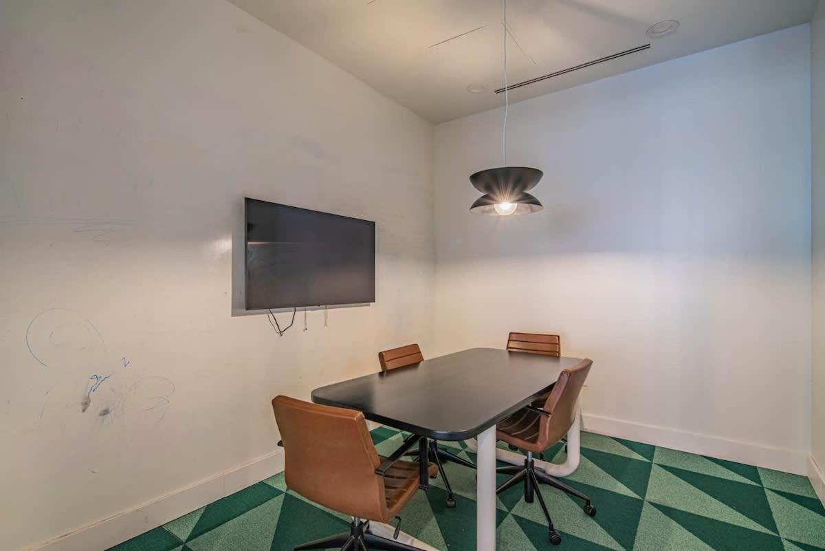 Detailed 2bd, Highrise Dt, Pool, Gym, Parking, Sleeps 8 * Phoenix