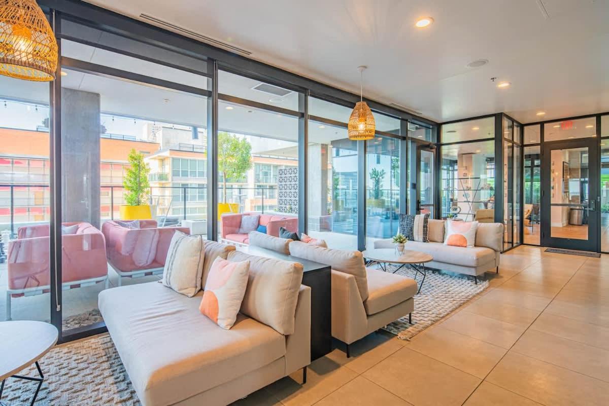 Detailed 2bd, Highrise Dt, Pool, Gym, Parking, Sleeps 8 Apartment