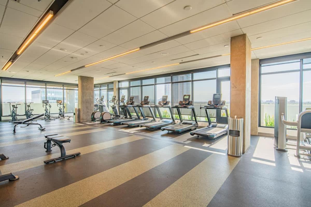 Detailed 2bd, Highrise Dt, Pool, Gym, Parking, Sleeps 8 * Phoenix