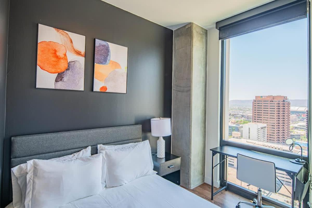 Detailed 2bd, Highrise Dt, Pool, Gym, Parking, Sleeps 8 Apartment Phoenix