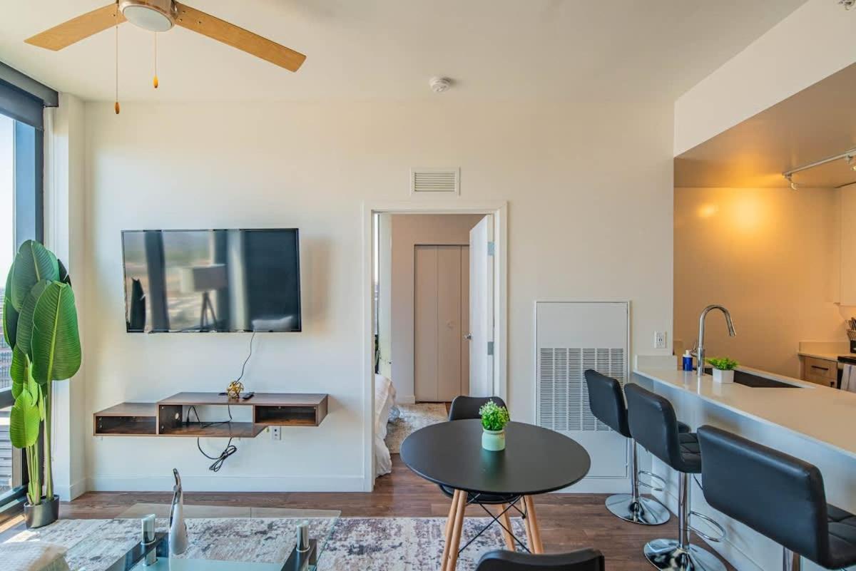 Detailed 2bd, Highrise Dt, Pool, Gym, Parking, Sleeps 8 * Phoenix