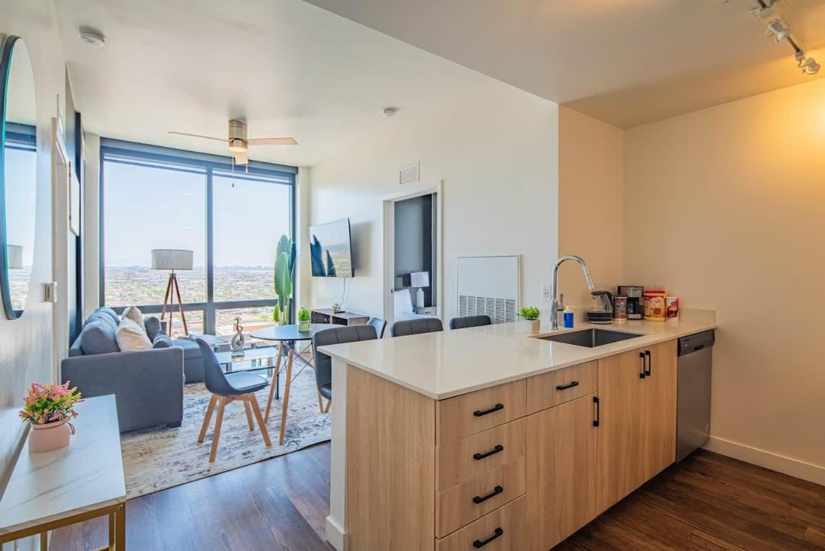 Apartment Detailed 2bd, Highrise Dt, Pool, Gym, Parking, Sleeps 8 *