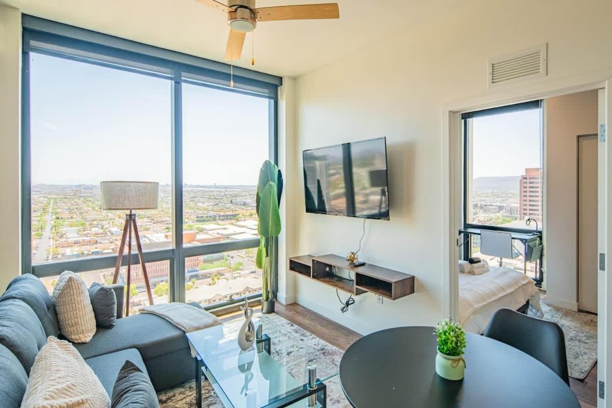 Detailed 2bd, Highrise Dt, Pool, Gym, Parking, Sleeps 8