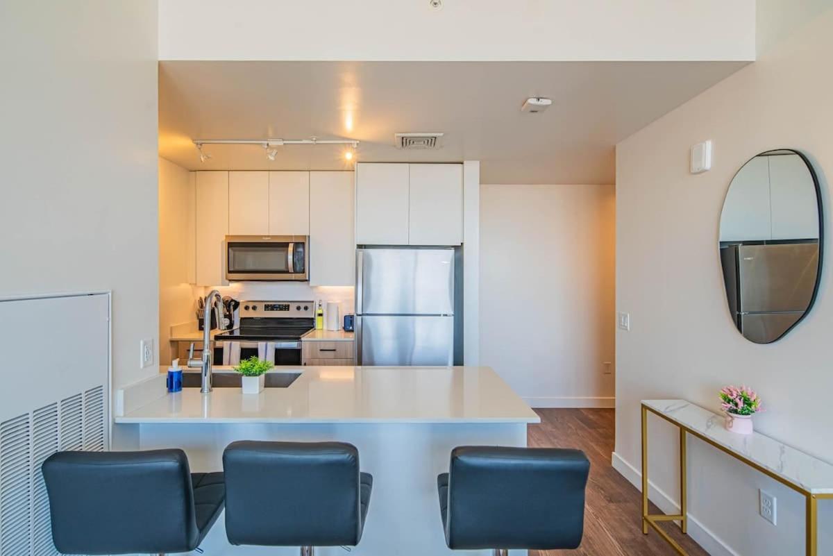 Detailed 2bd, Highrise Dt, Pool, Gym, Parking, Sleeps 8 Apartment *